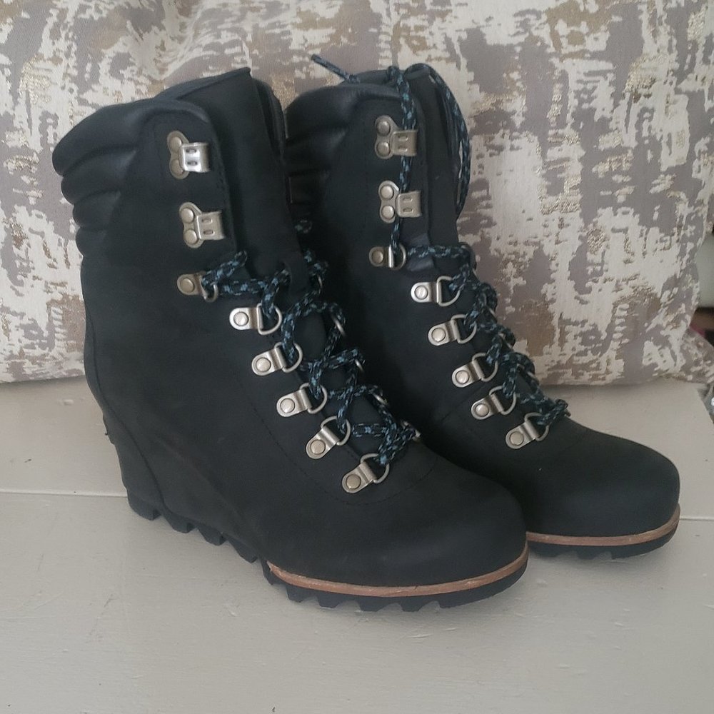 Sorel Conquest Wedge Booties